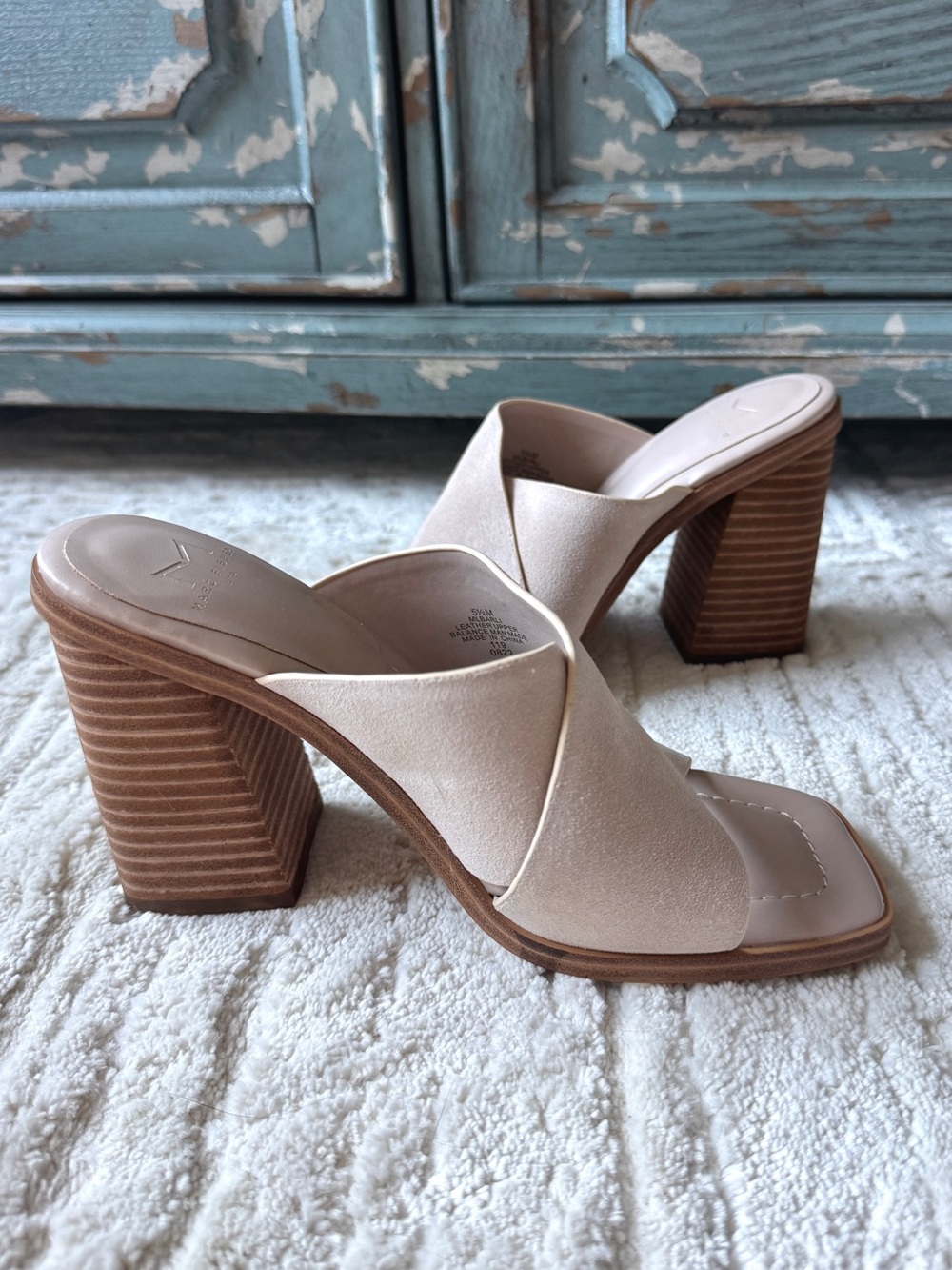 Marc Fisher Cream / Tan Crossover Block Heel Mules. Slides. Y2K / vintage 90s